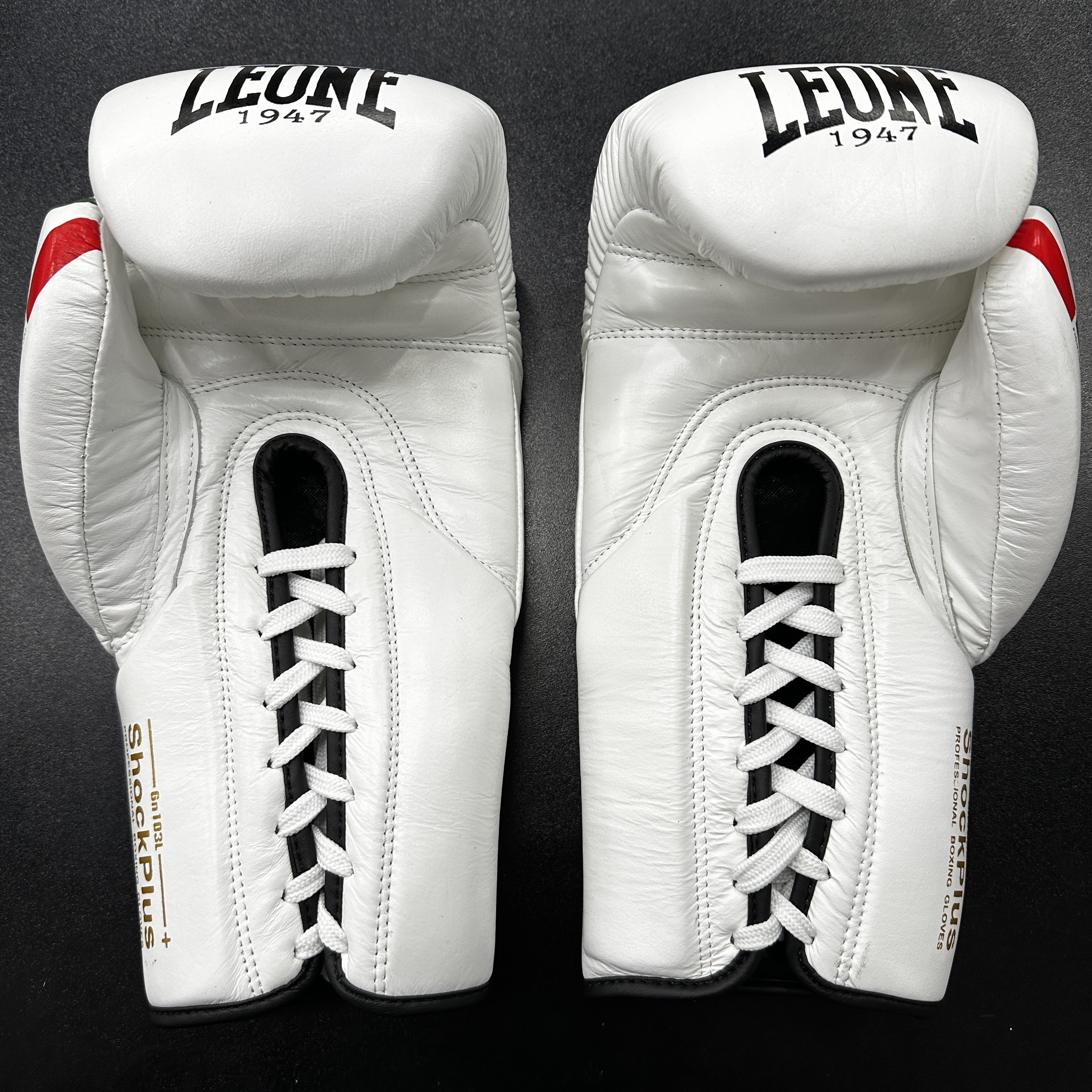  Боксерские перчатки Leone 1947 на шнуровке белые 