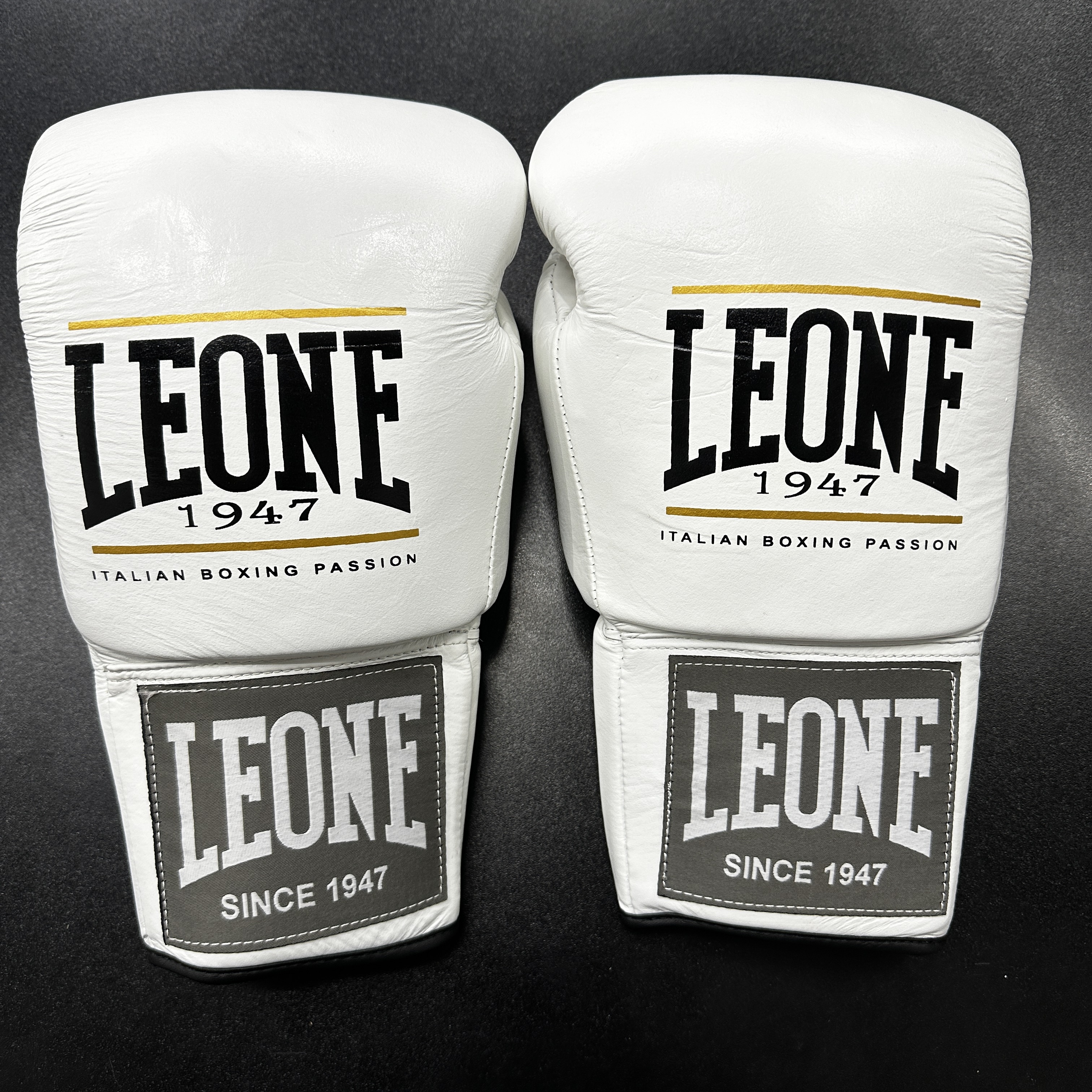  Боксерские перчатки Leone 1947 на шнуровке белые 