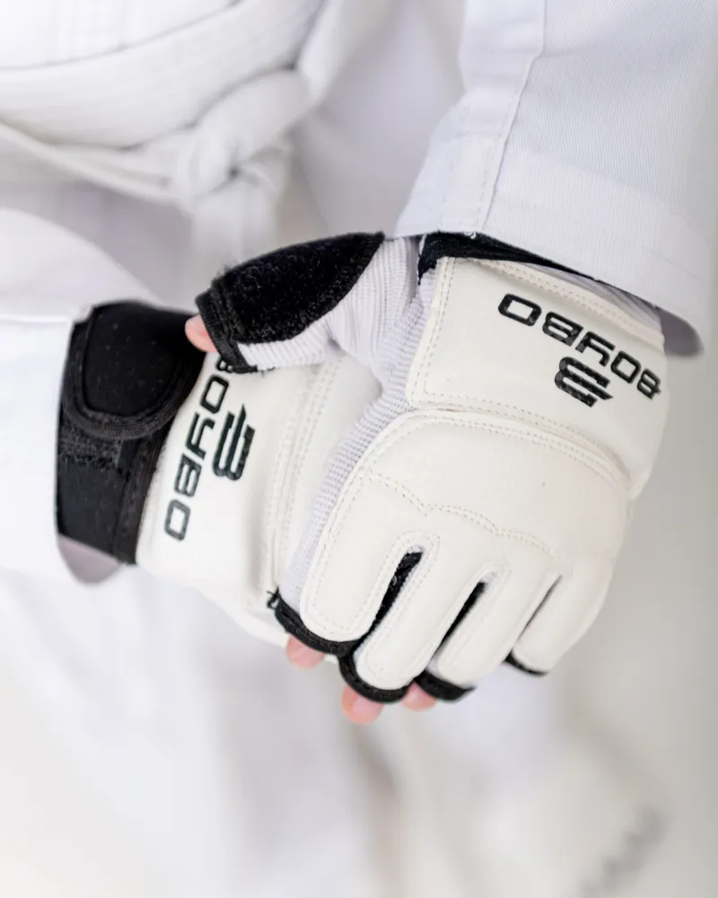  Перчатки BoyBo Тхэквондо WTF с фиксацией белые 