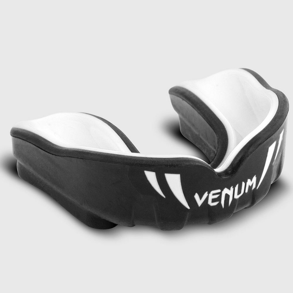  Капа Venum Challenger детская черно белая 